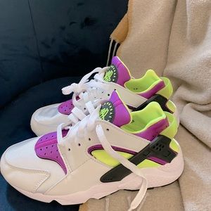 brand new nike sneakers!!